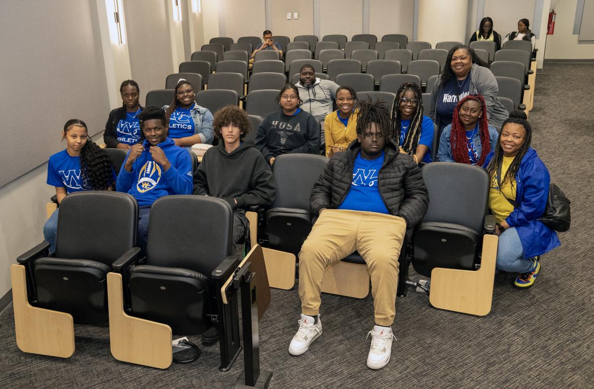 Students Listening to Anna Holcolmb Lecture for Warren County Students