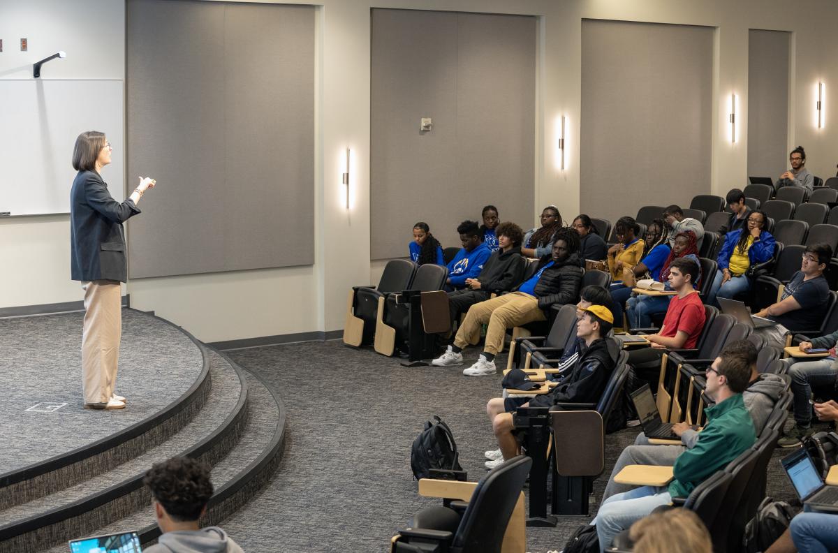 Anna Holcolmb Conducts Lecturer for Warren County Students