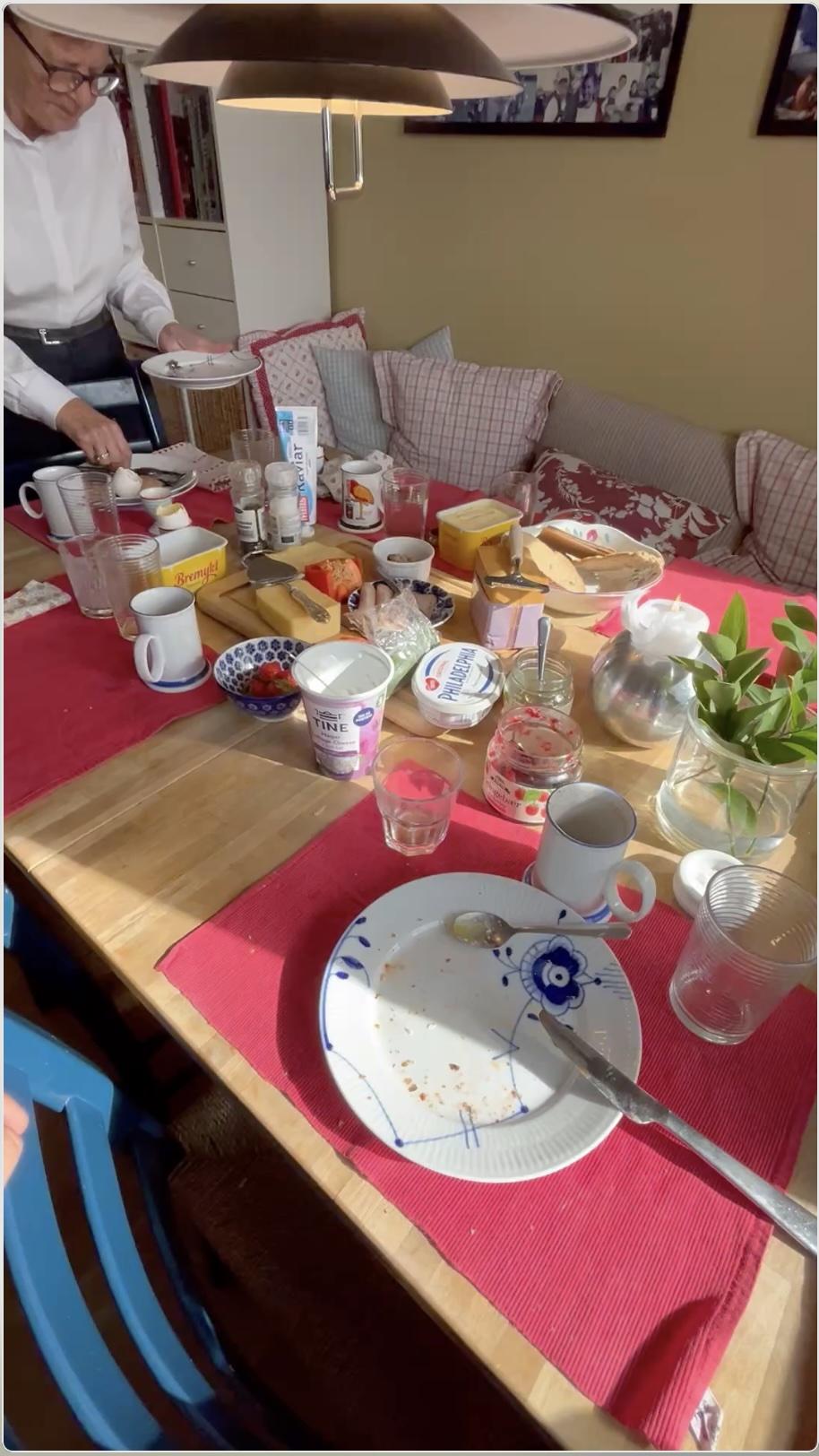 Anderson having dinner with her family in Norway