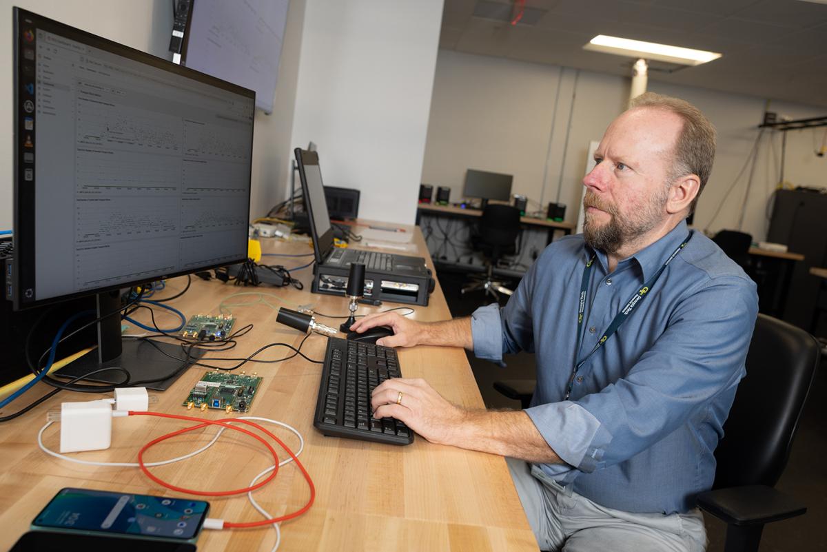 CWI researcher behind a computer