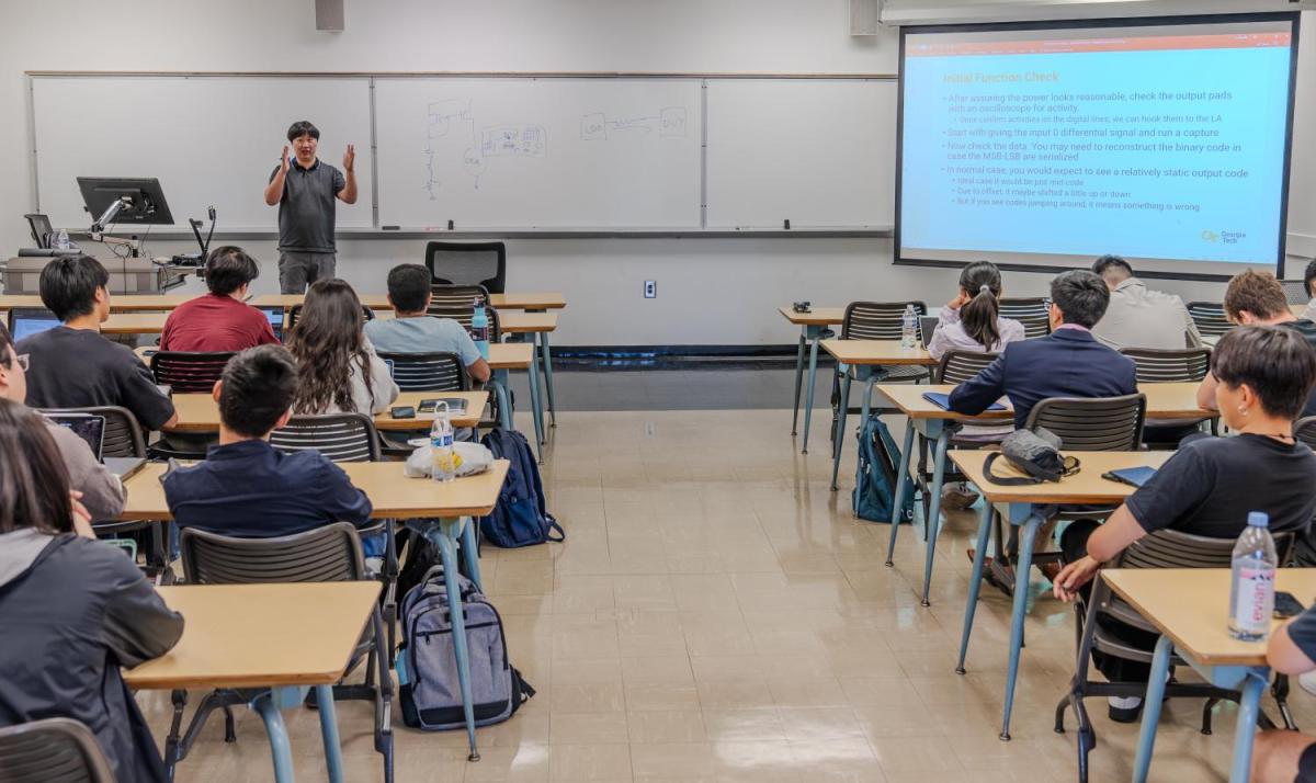 Professor Shaolan Li teaching an analog chip design course.